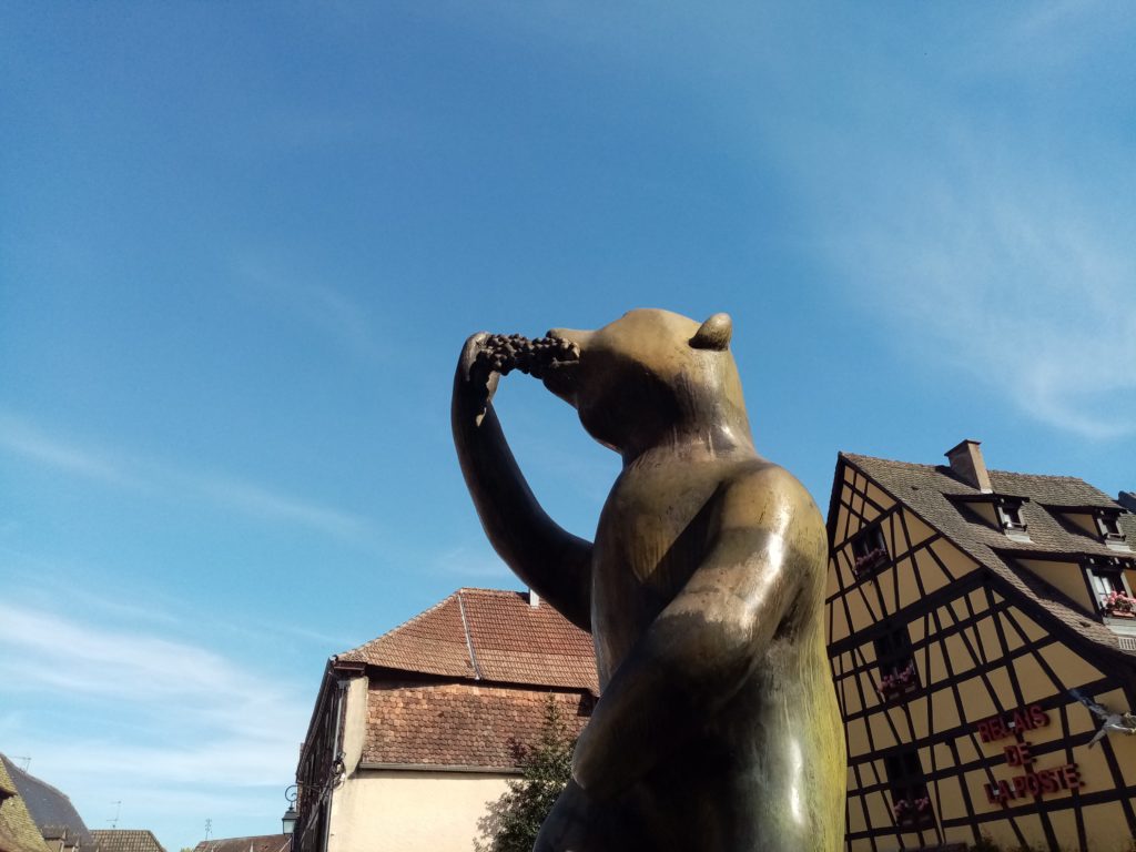 Statue de l'ourse au raisin